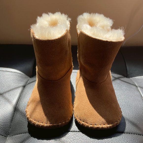 Infants Classic Suede Ugg - Picture 3 of 7